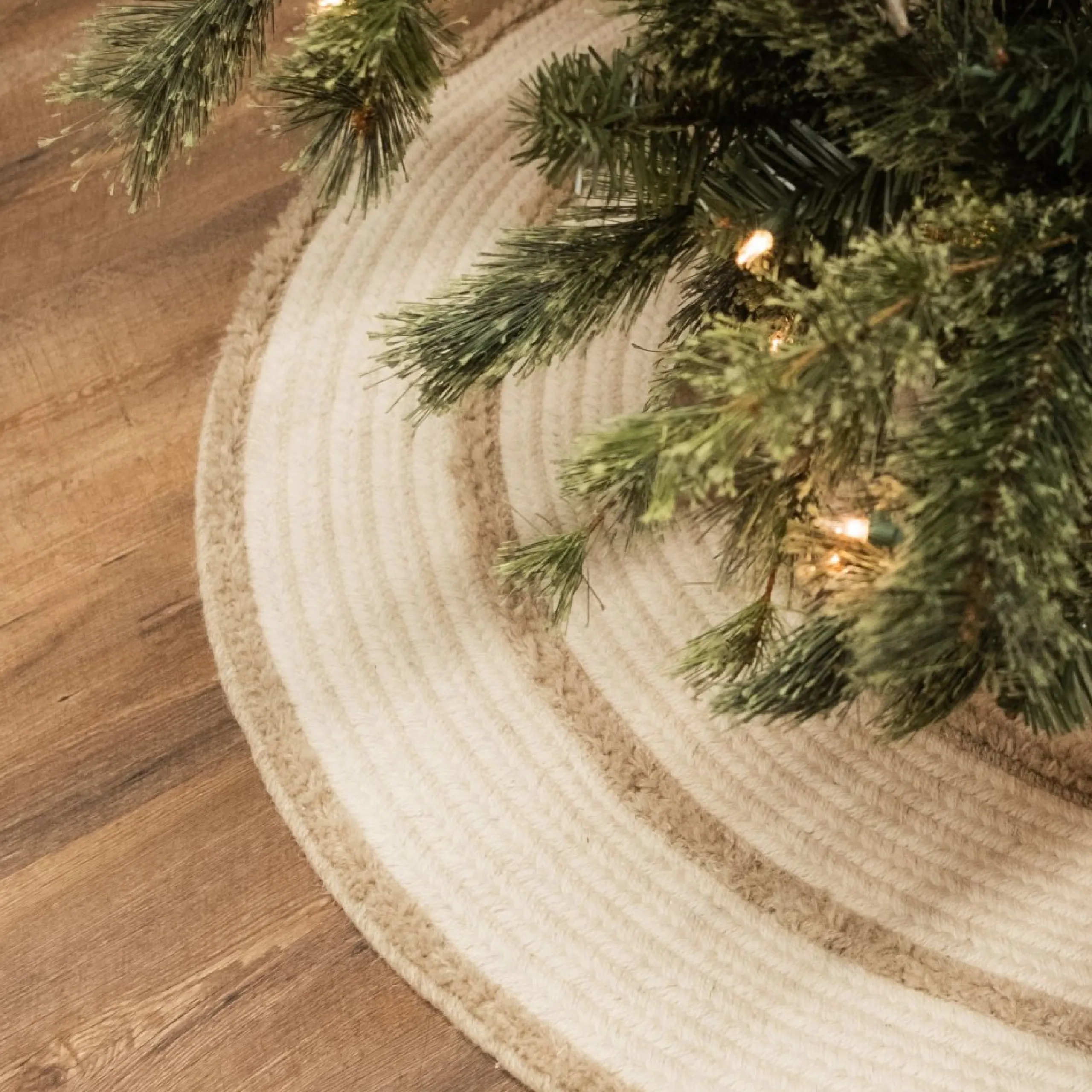 48 Inch And Smaller*Colonial Mills 44" Beige Stripe Round Christmas Tree Skirt