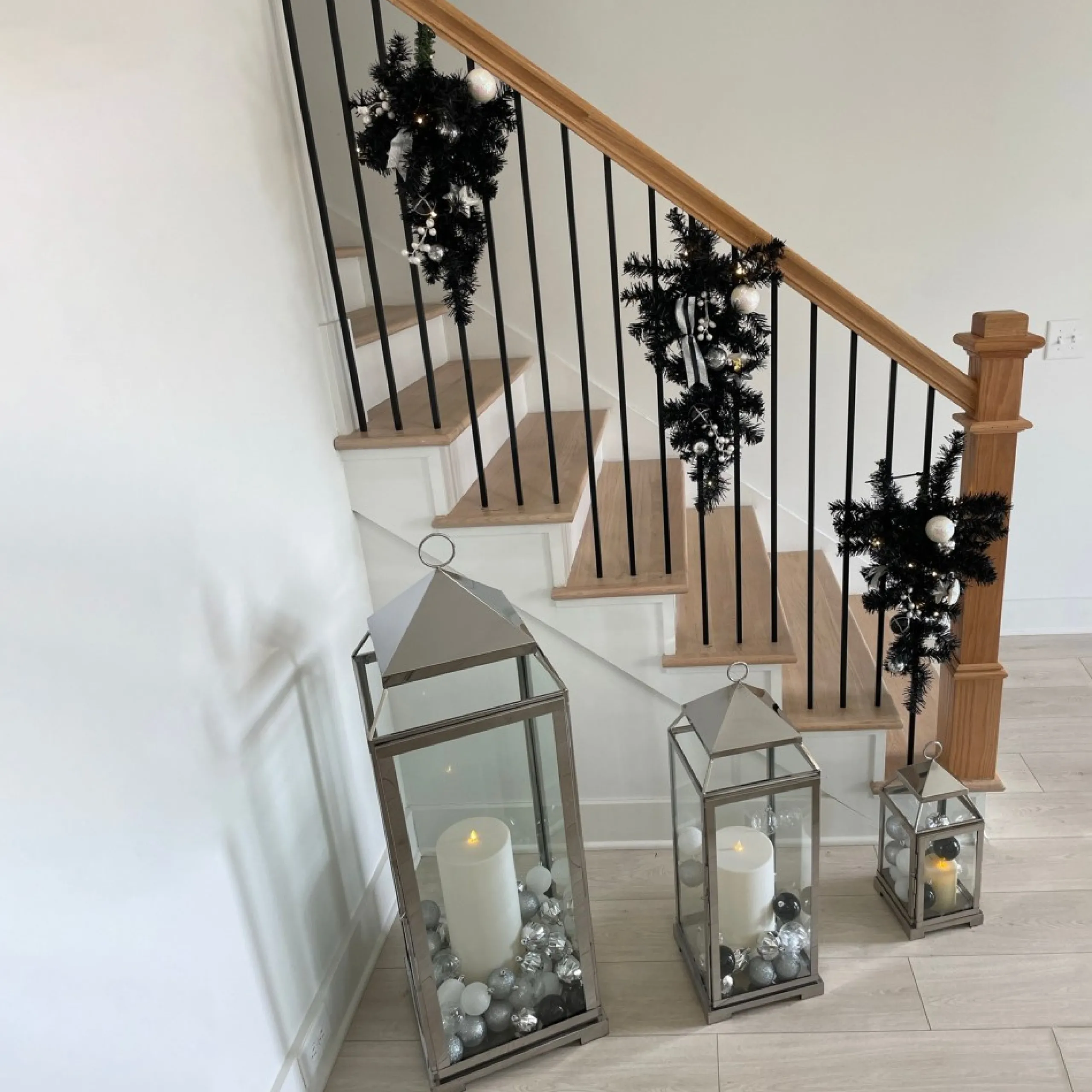 Pre-Lit Teardrops*Northlight 20" Pre-Lit Decorated Black Pine Artificial Teardrop Christmas Swag, Warm White Led Lights