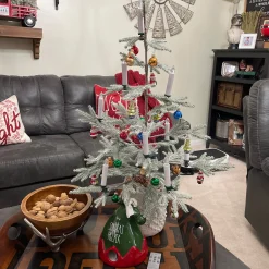 Northlight Miniatures></noscript>18Ct Red And Green Beaded Garland With Christmas Ornaments 30