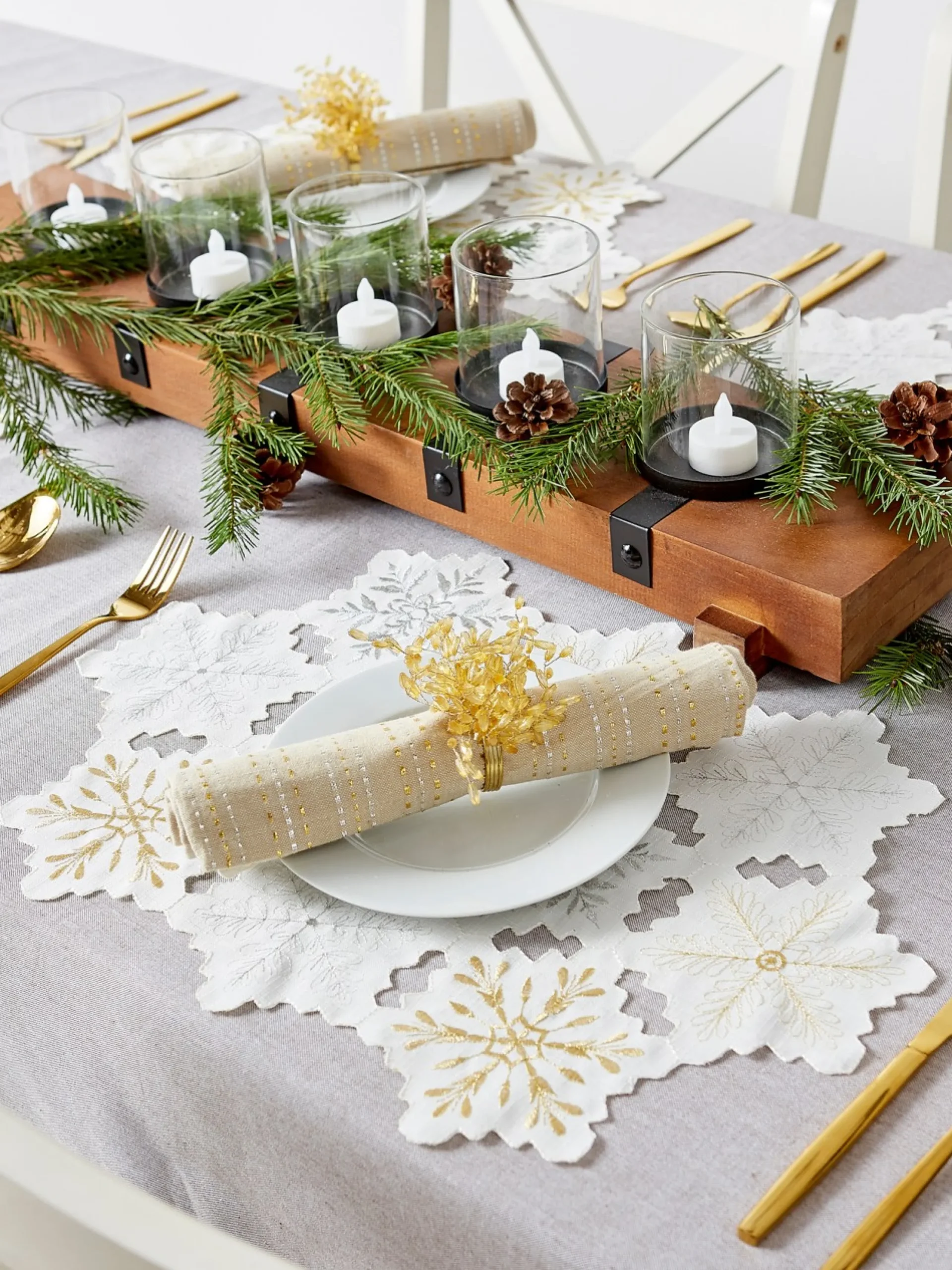 Linens*CC Home Furnishings Set Of 4 Silver Colored Snowflake Design Placemats 19" X 13"