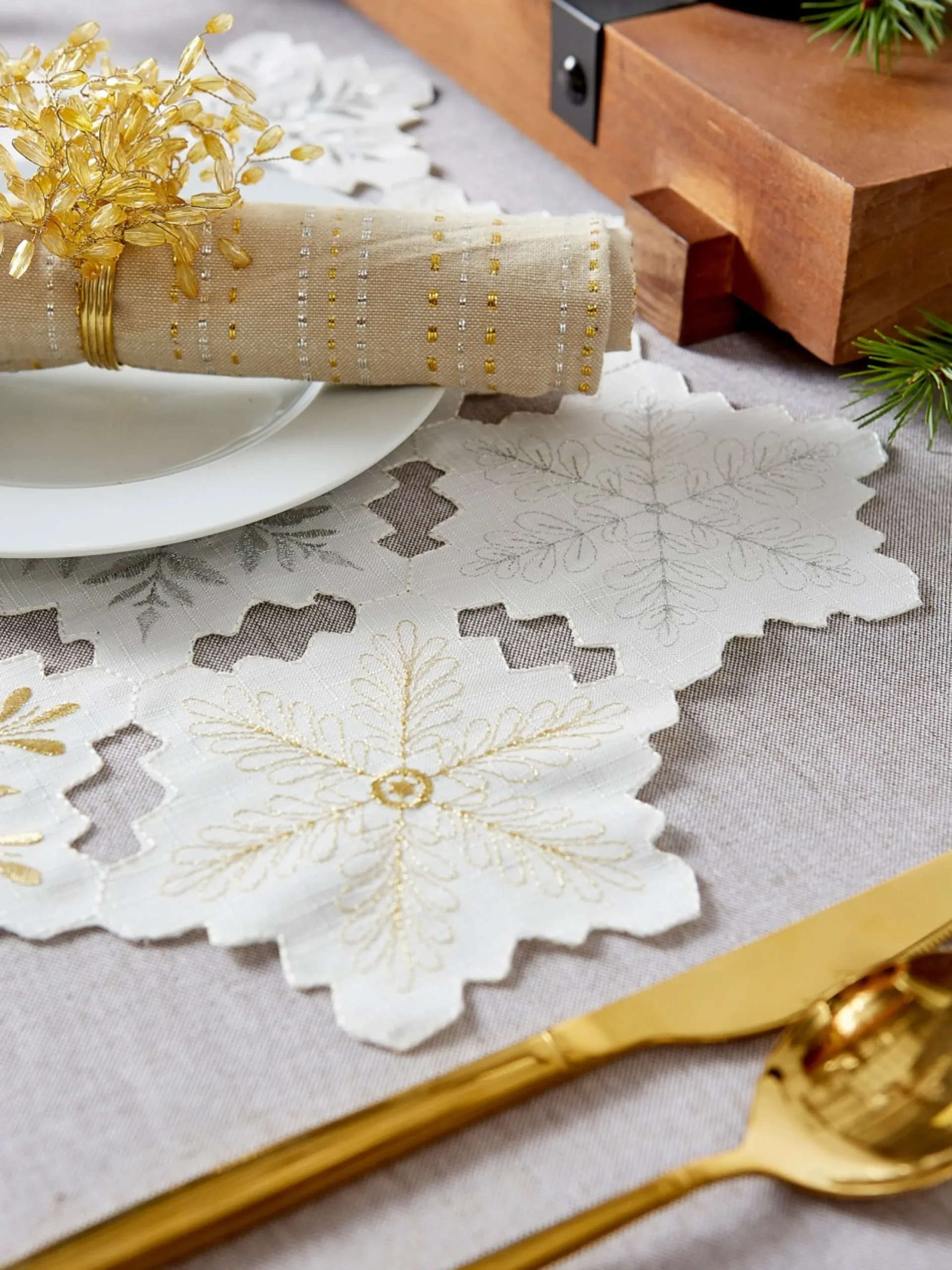 Linens*CC Home Furnishings Set Of 4 Silver Colored Snowflake Design Placemats 19" X 13"