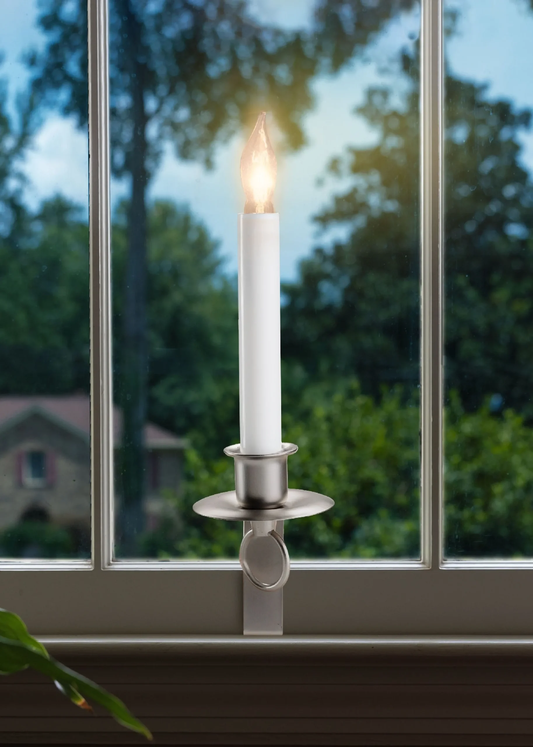 Contemporary Home Living Set Of 4 White Cambridge Christmas Candle Lamps With Silver Brackets 12"